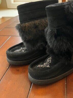 Manitobah Brand “Mukluks” – Ladies Size 6